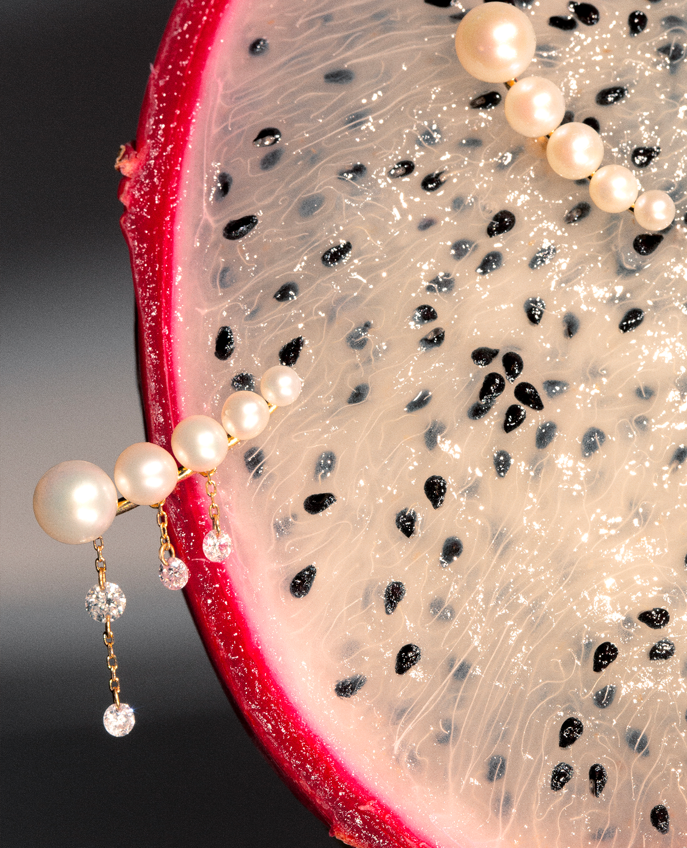 Mono Aphrodite earring five pearls four diamonds