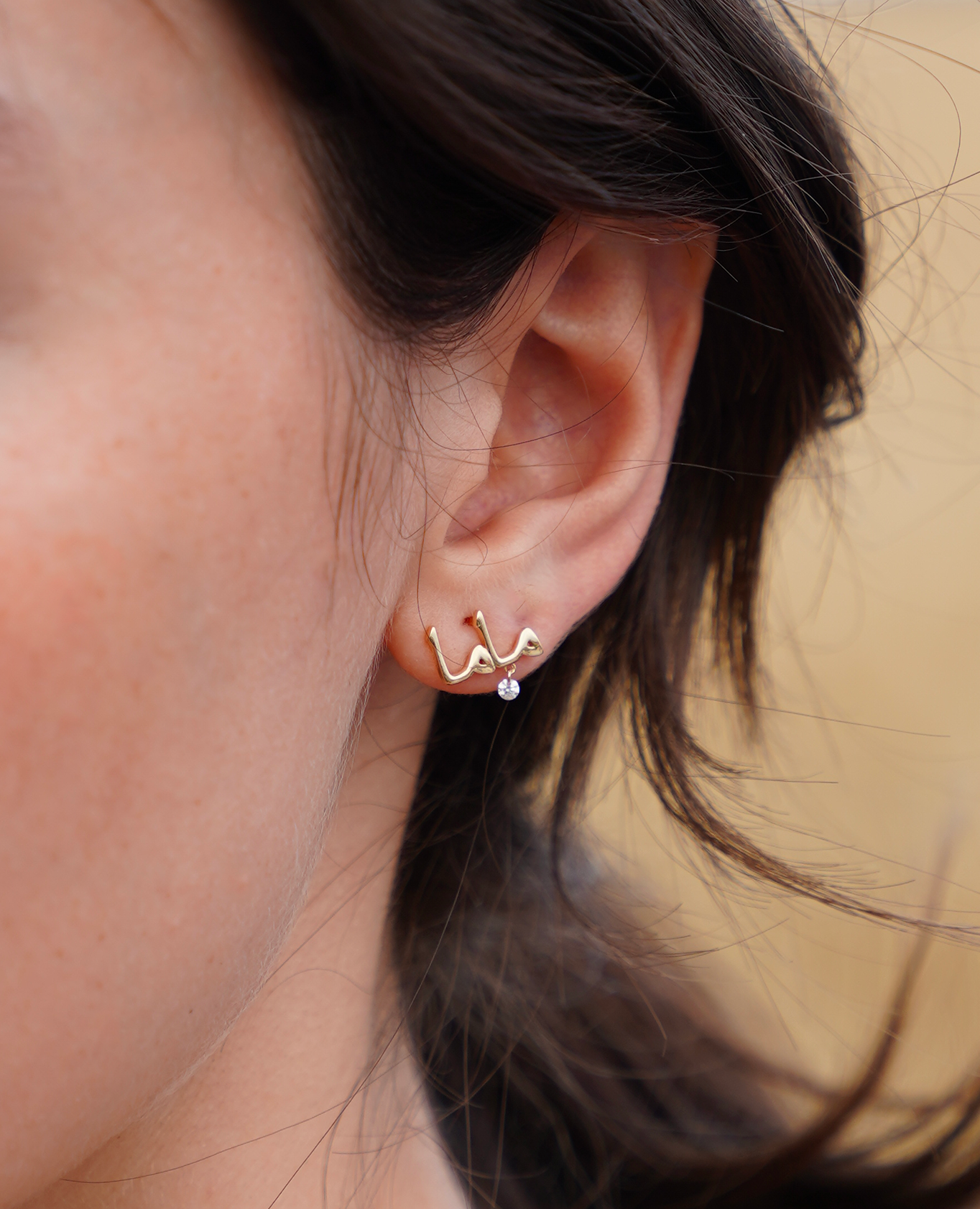 Mono boucle d'oreille Mama en arabe