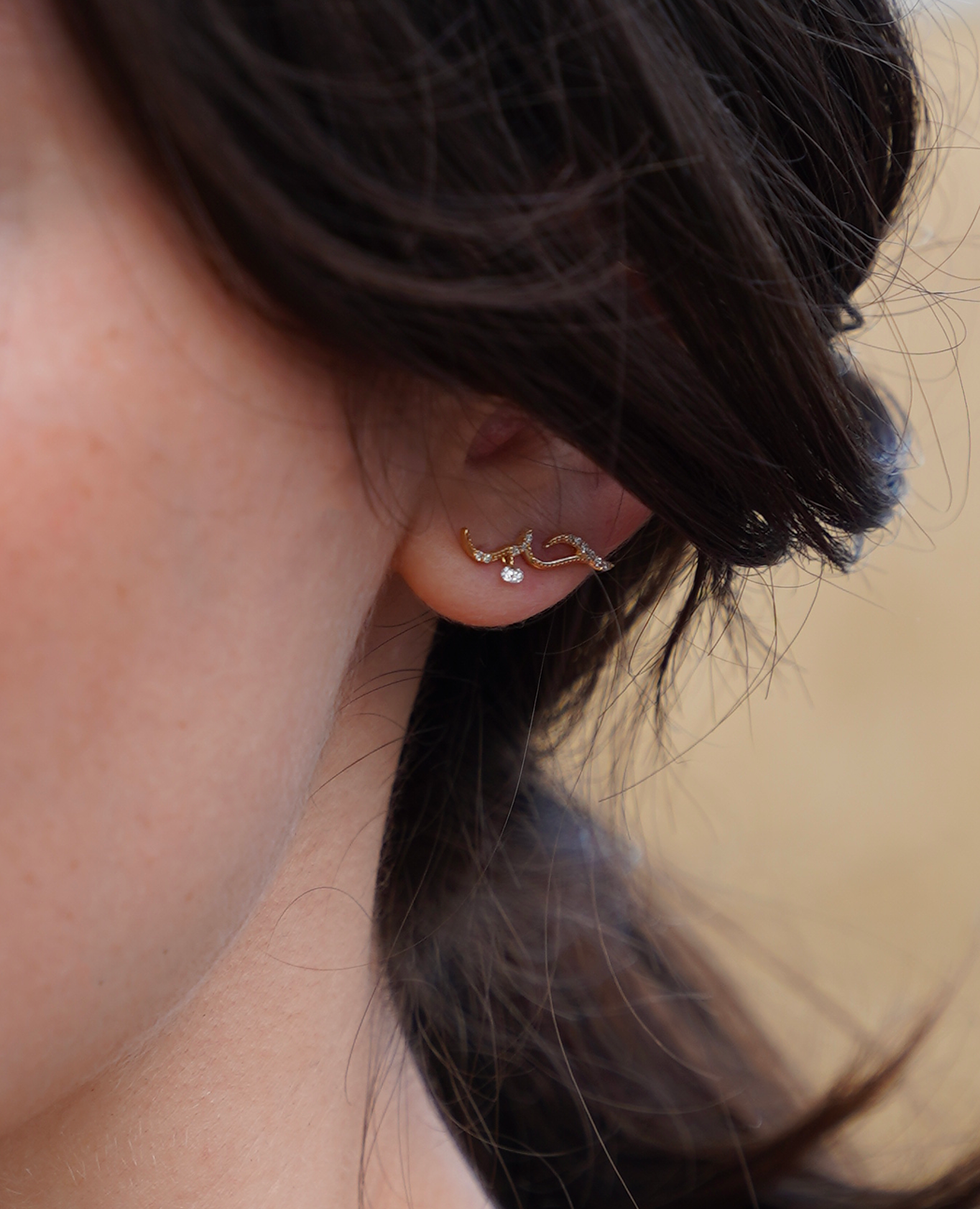Mono boucle d'oreille Amour en arabe pavée