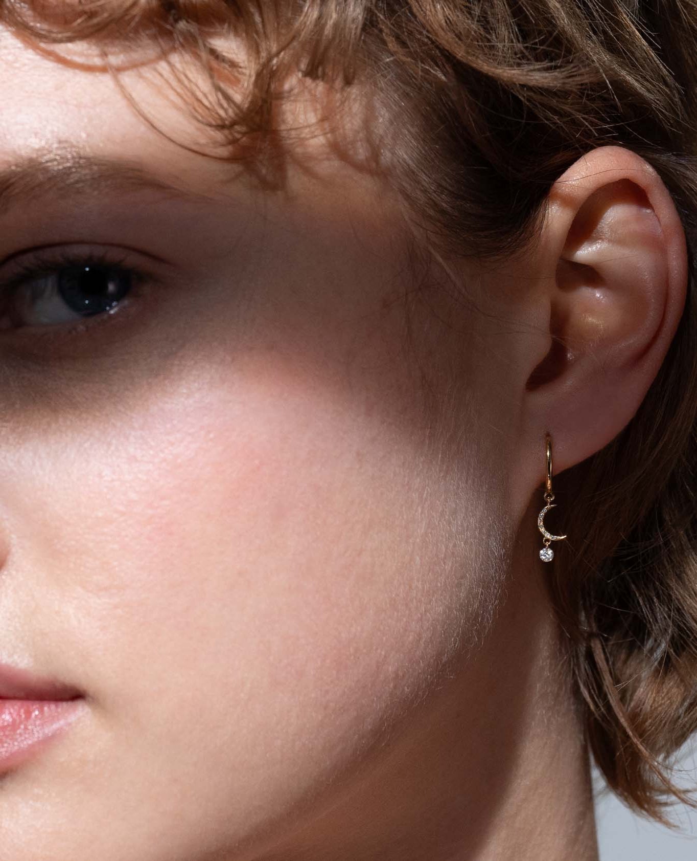 Mono boucle d'oreille Séléné anneau Lune pavée un diamant