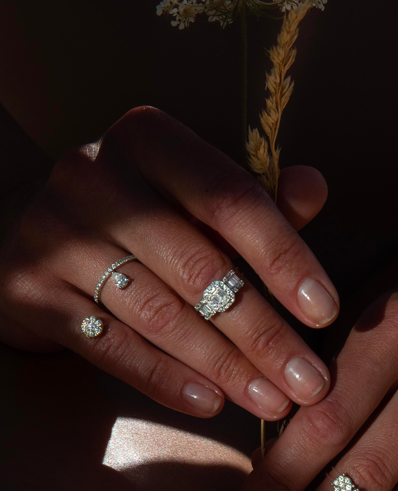 Hera ring with a diamond