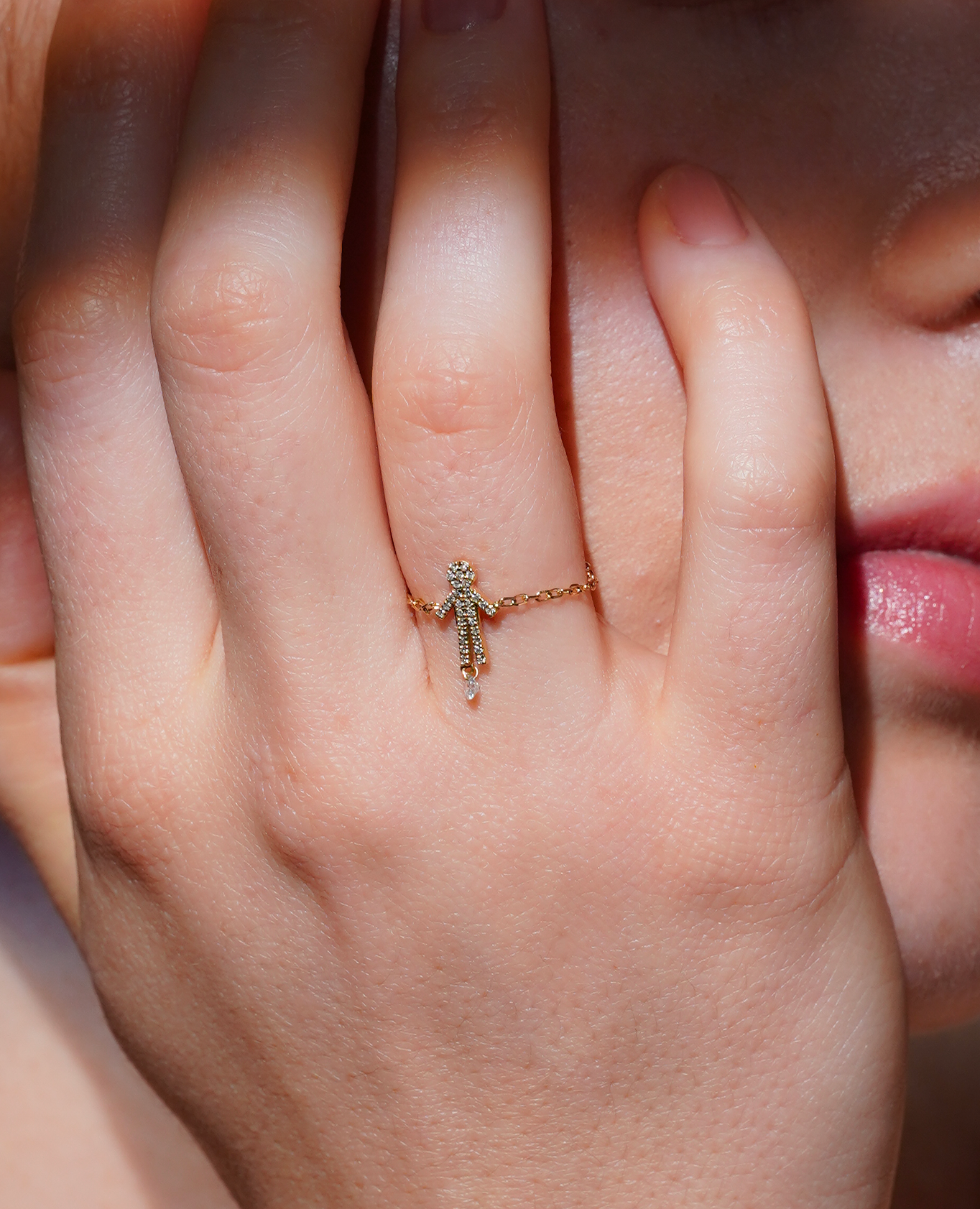 Bague Séléné chaînette Boy pavée un diamant suspendu