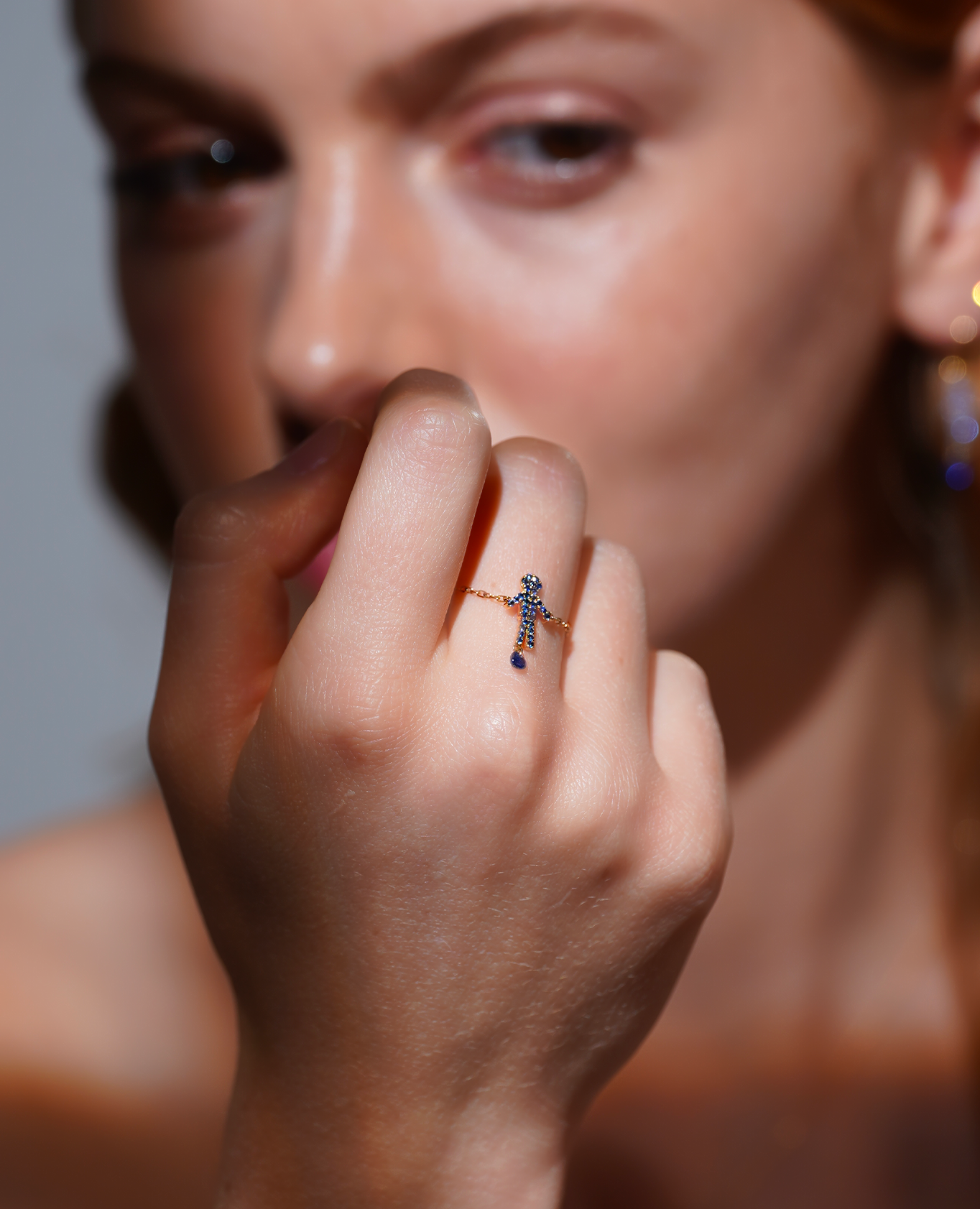 Selene Boy chain ring paved with a suspended sapphire