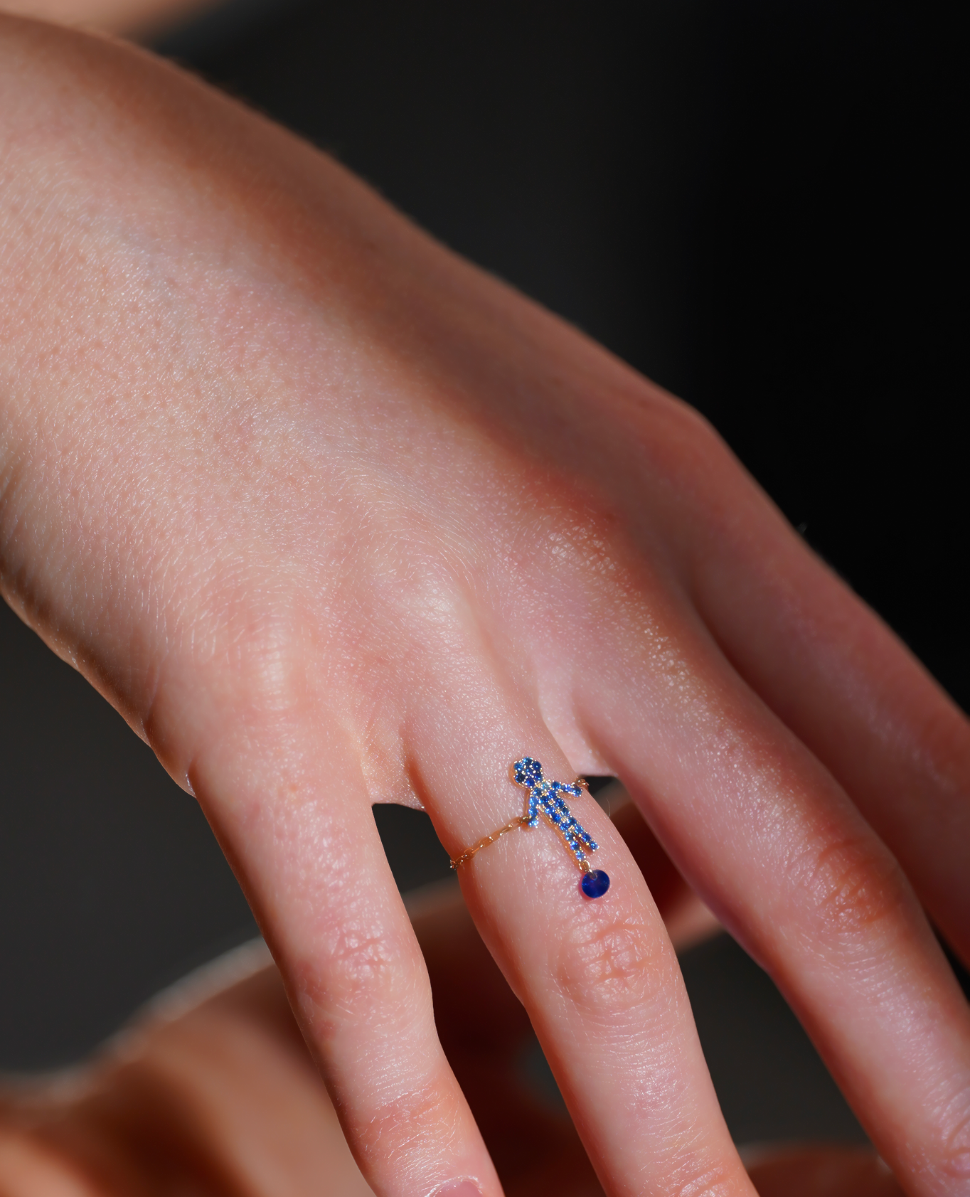 Selene Boy chain ring paved with a suspended sapphire