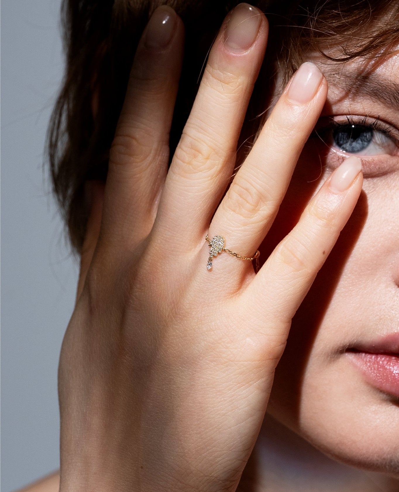 Bague Séléné chaînette Fatma pavée un diamant suspendu
