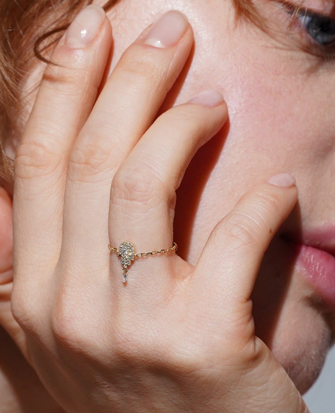 Bague Séléné chaînette Fatma pavée un diamant suspendu