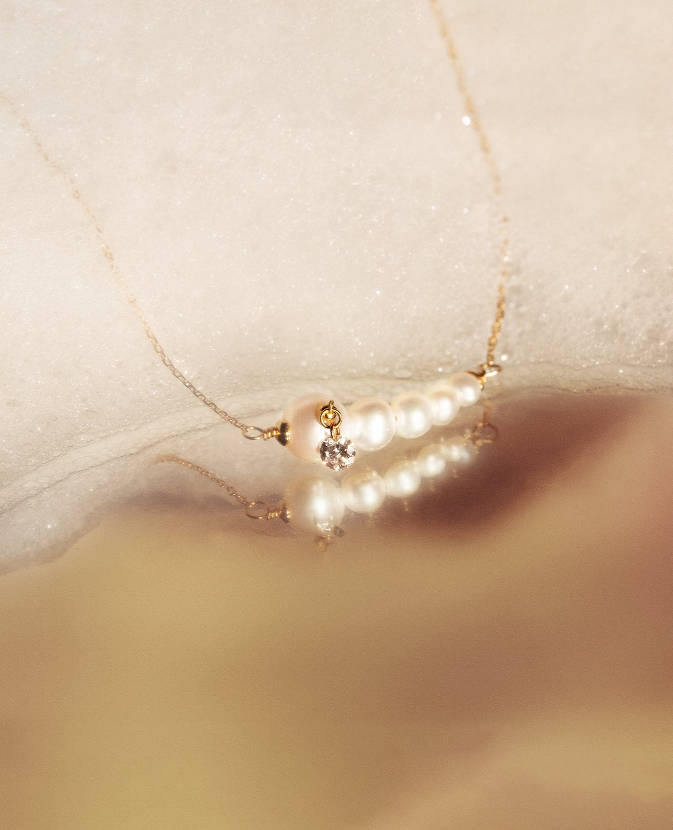 Collier Aphrodite dégradé cinq perles un diamant