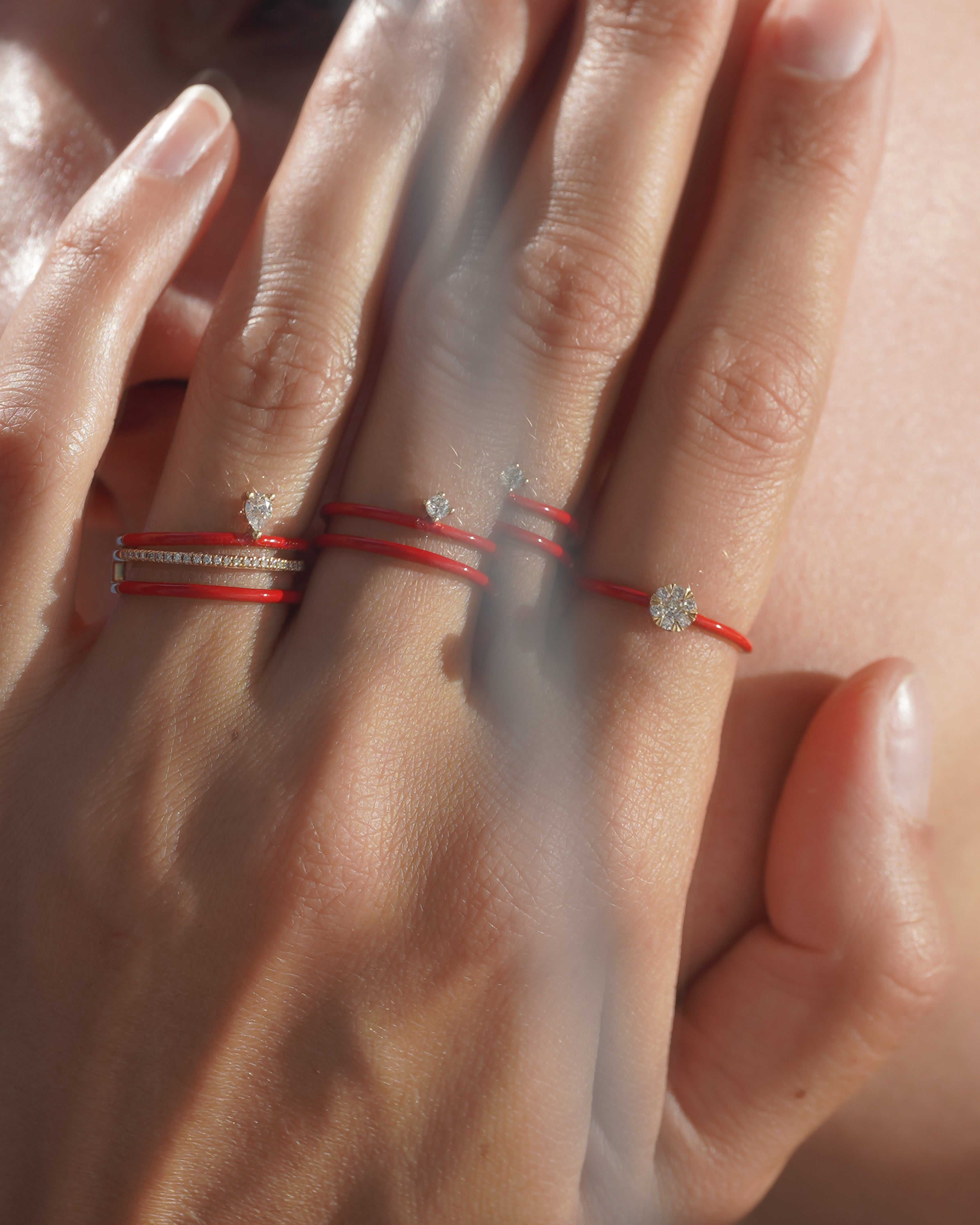 Bague Enamel Rouge un diamant poire