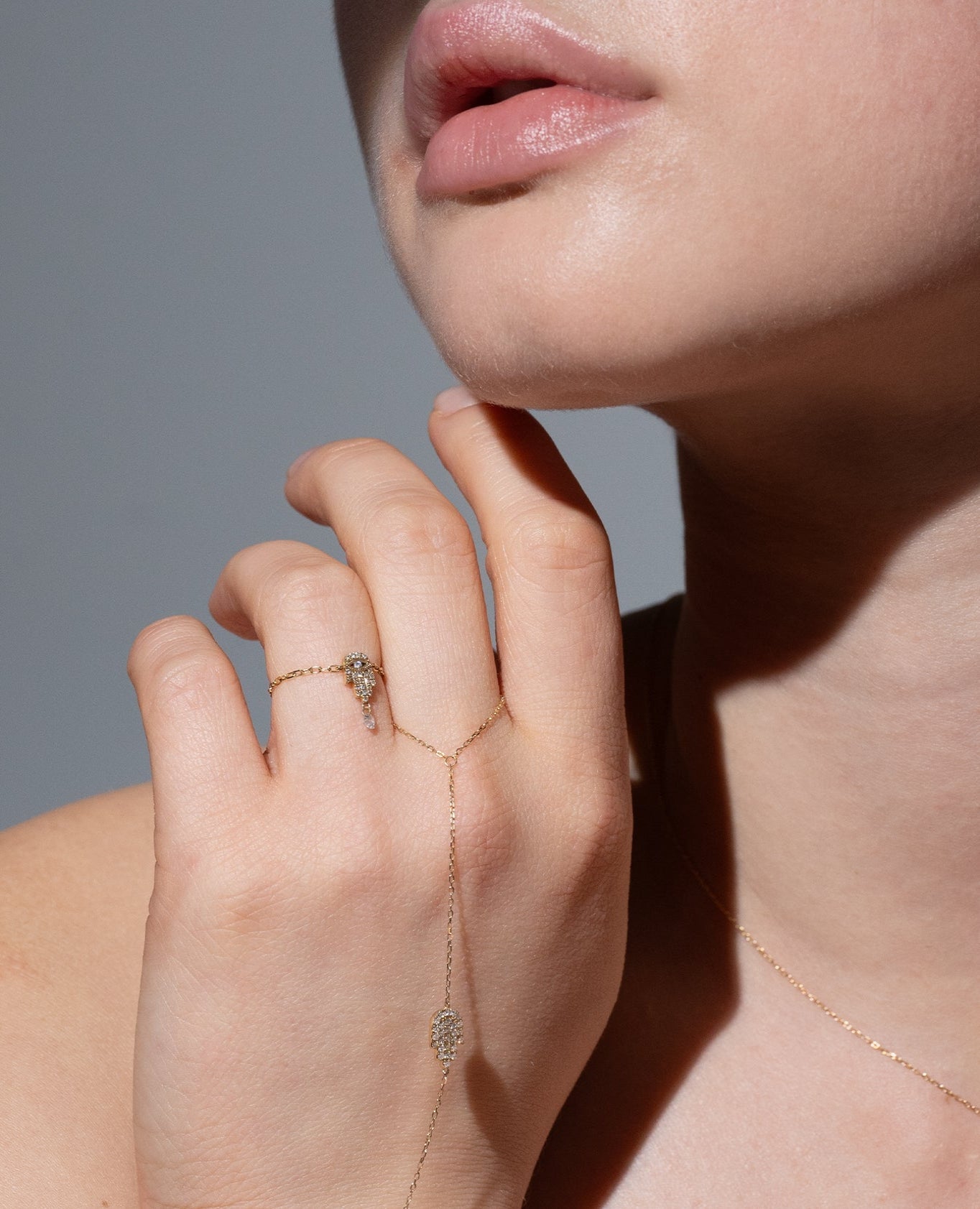 Selene Fatma chain ring paved with a suspended diamond