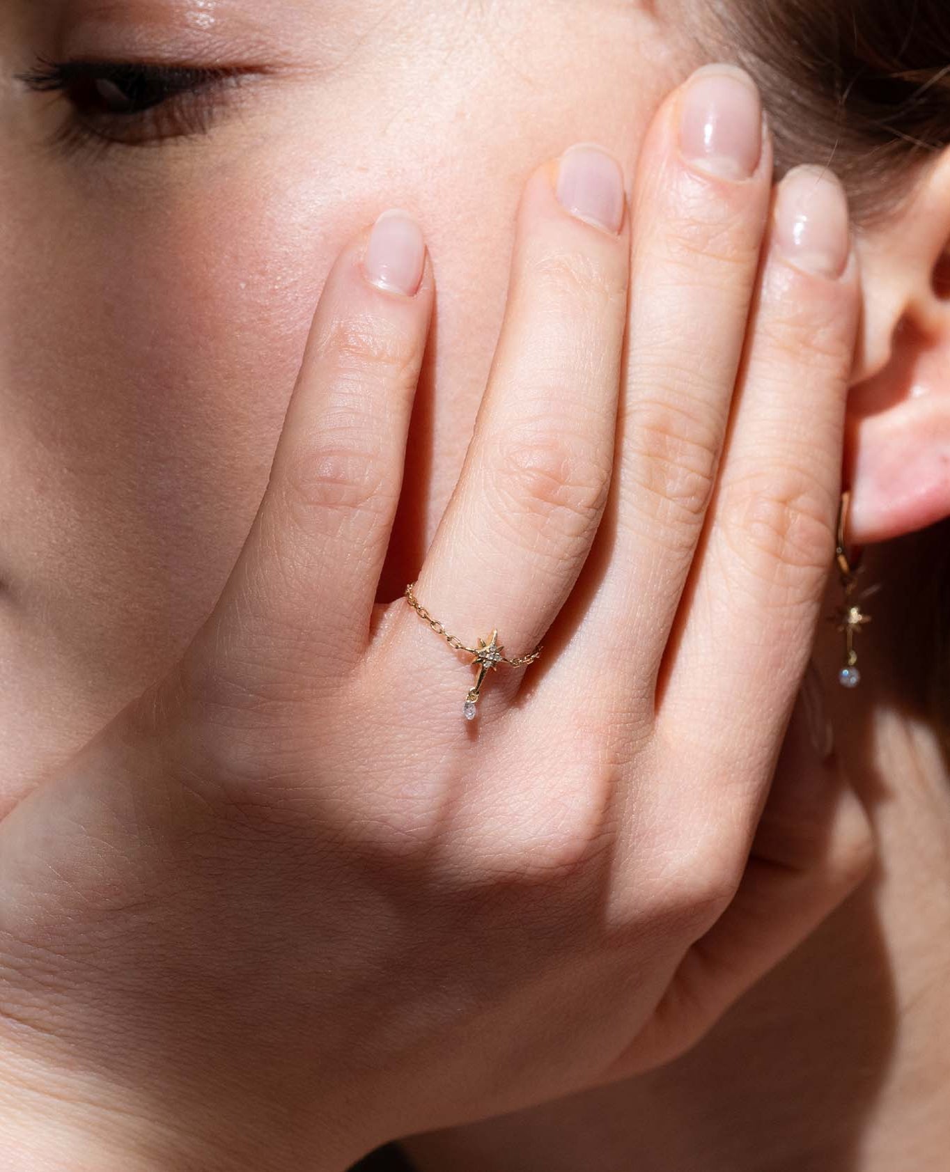 Bague Séléné chaînette Etoile Polaire pavée un diamant suspendu